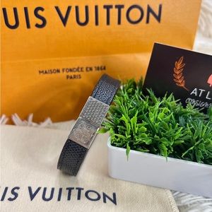 Authentic LOUIS VUITTON PULL IT BRACELET